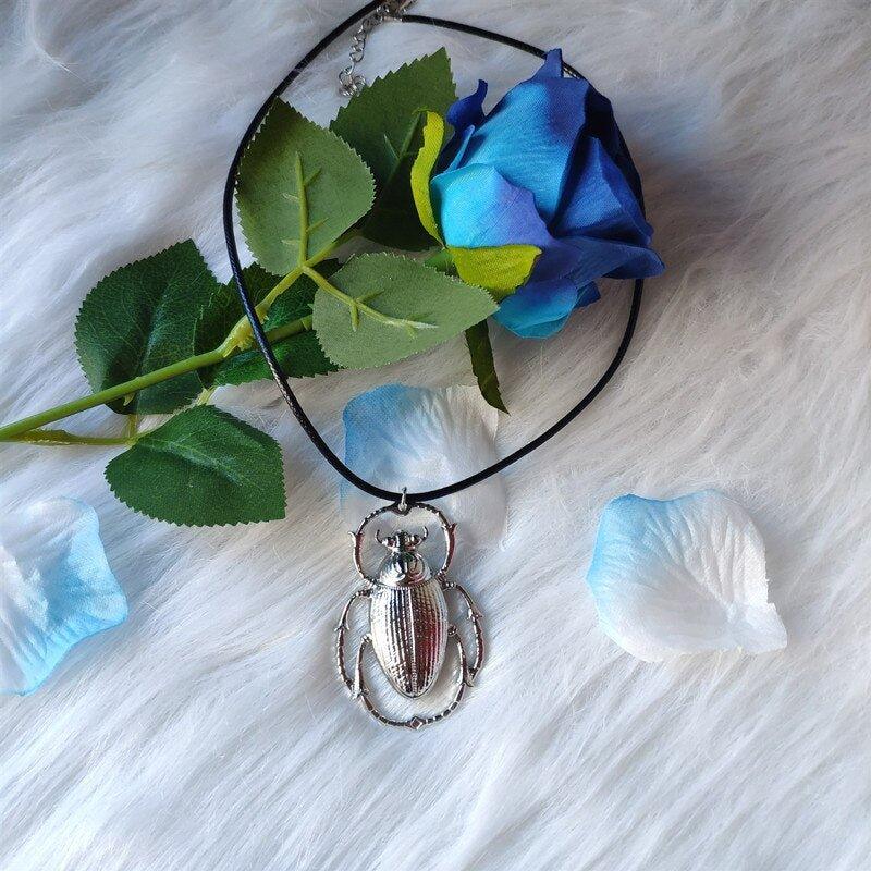 Collier en corde avec pendentif scarabée géant