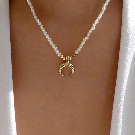 Collier en perle avec pendentif croissant de lune - MonPendentif