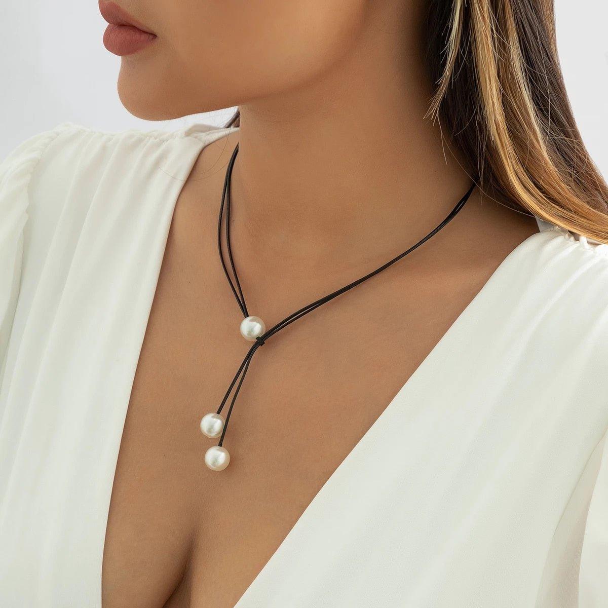 Collier pendentif 3 perles en corde noire