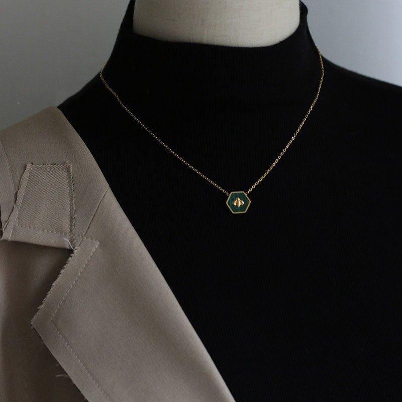 Collier pendentif abeille cadre hexagonale / plaqué or