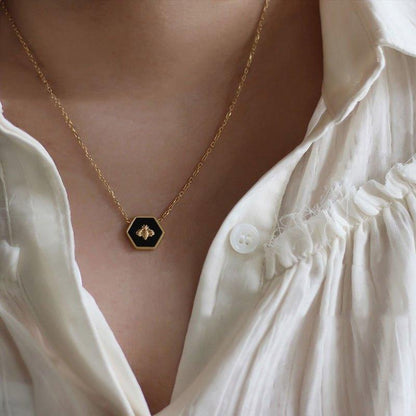 Collier pendentif abeille cadre hexagonale / plaqué or