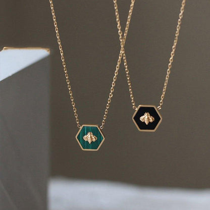 Collier pendentif abeille cadre hexagonale / plaqué or