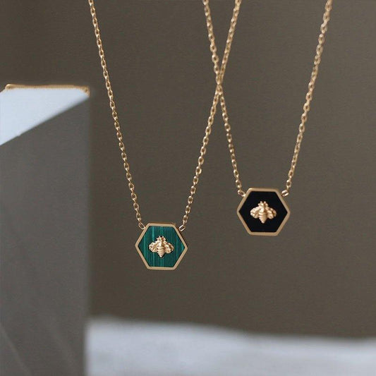 Collier pendentif abeille cadre hexagonale / plaqué or