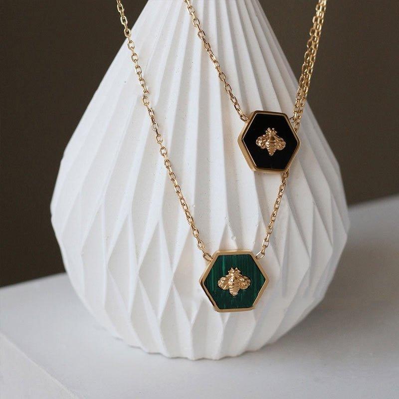 Collier pendentif abeille cadre hexagonale / plaqué or