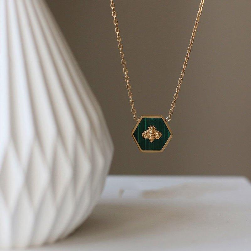 Collier pendentif abeille cadre hexagonale / plaqué or - MonPendentif