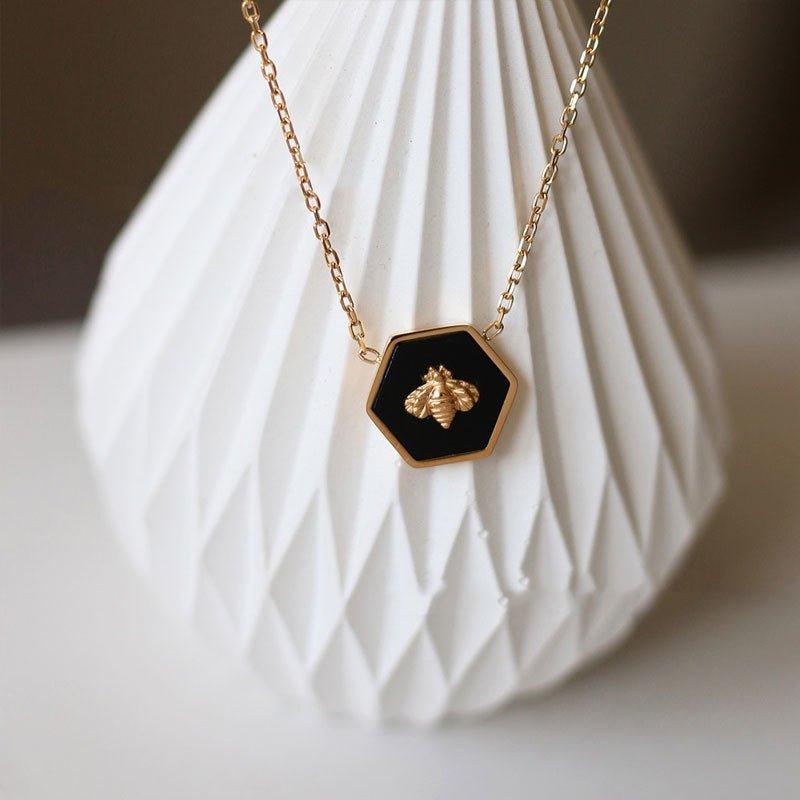 Collier pendentif abeille cadre hexagonale / plaqué or - MonPendentif