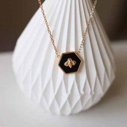 Collier pendentif abeille cadre hexagonale / plaqué or - MonPendentif