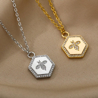 Collier pendentif abeille cadre hexagonale strass