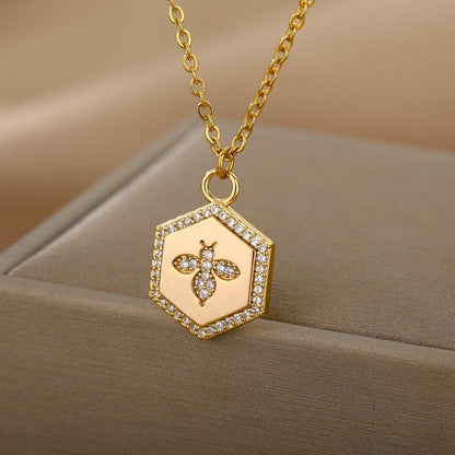 Collier pendentif abeille cadre hexagonale strass