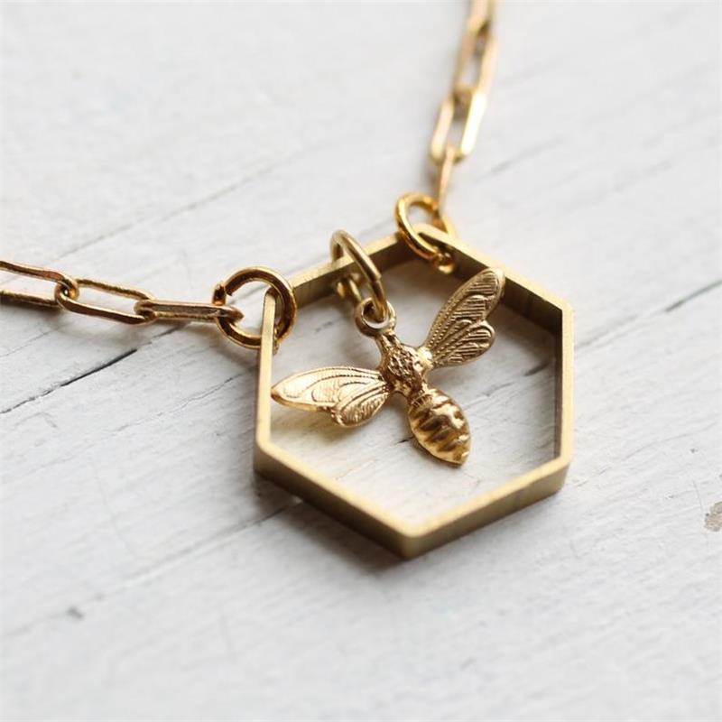 Collier pendentif abeille hexagonal géométrique plaqué or