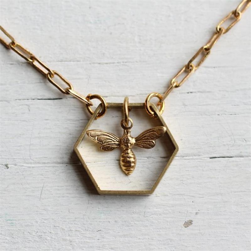 Collier pendentif abeille hexagonal géométrique plaqué or