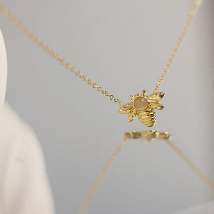 Collier pendentif abeille opale plaqué or
