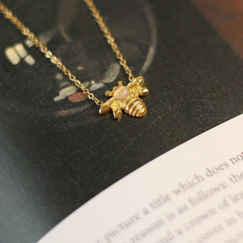 Collier pendentif abeille opale plaqué or