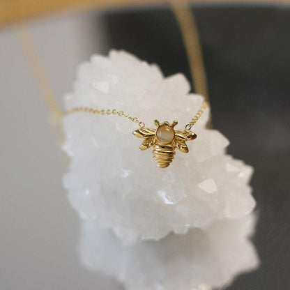 Collier pendentif abeille opale plaqué or