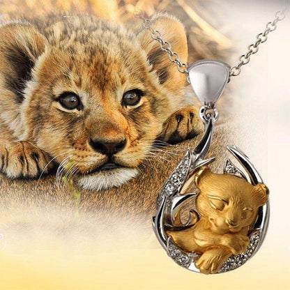 Collier pendentif bébé lion dormant plaqué or / argent