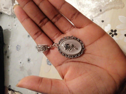 Collier pendentif camée petite rose blanche