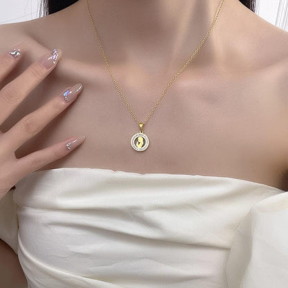 Collier pendentif cercle en strass et femme priant en plaqué or