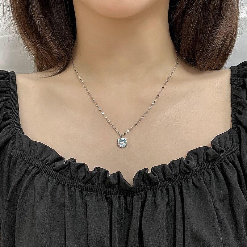 Collier pendentif chat en pierre de lune plaqué argent