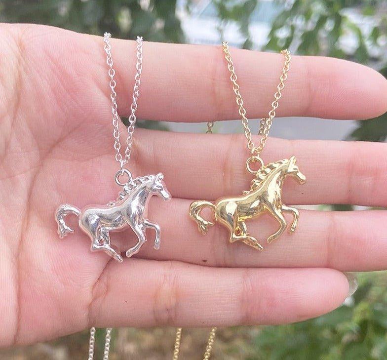Collier pendentif cheval en relief plaqué argent / or