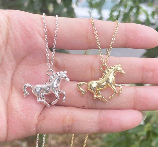 Collier pendentif cheval en relief plaqué argent / or