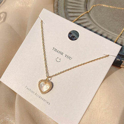 Collier pendentif coeur avec nacré et strass plaqué or