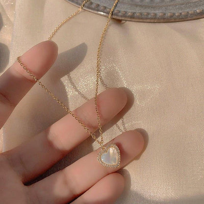 Collier pendentif coeur avec nacré et strass plaqué or