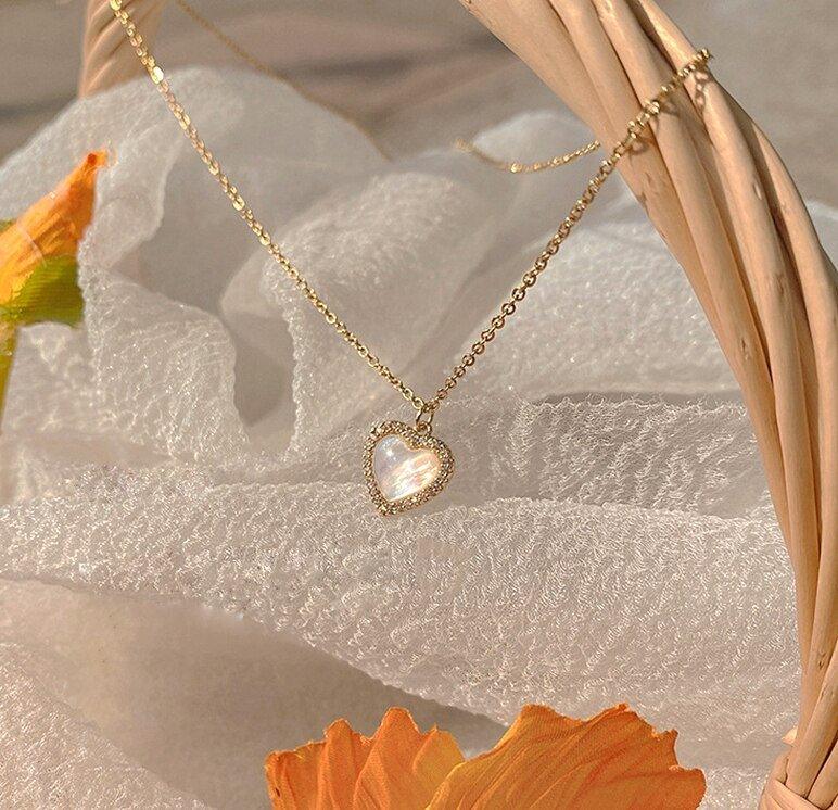 Collier pendentif coeur avec nacré et strass plaqué or