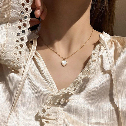 Collier pendentif coeur avec nacré et strass plaqué or