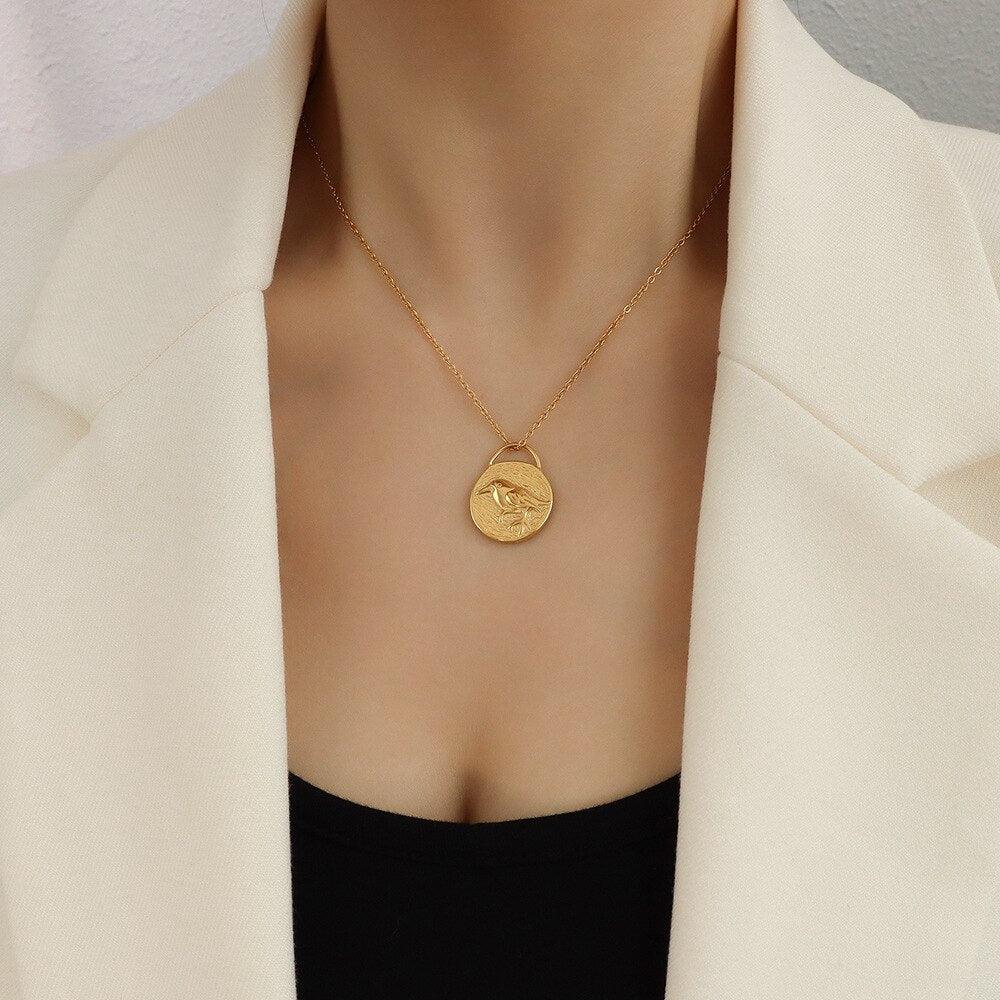 Collier pendentif colibri en gravure plaqué or