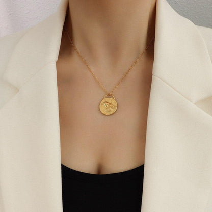 Collier pendentif colibri en gravure plaqué or