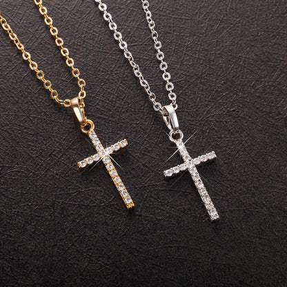 Collier pendentif croix catholique simple et fine avec strass plaqué or / argent