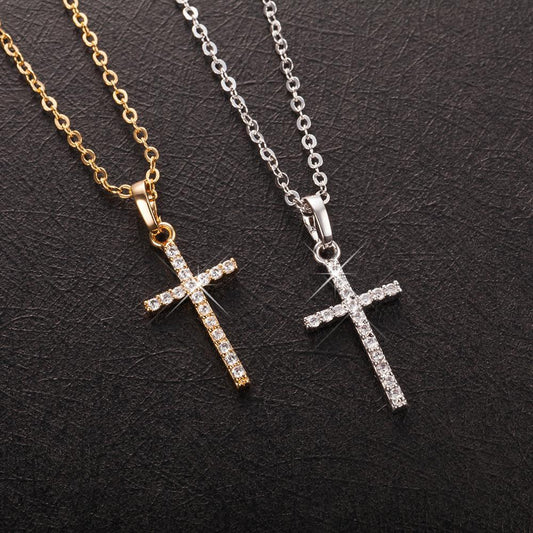 Collier pendentif croix catholique simple et fine avec strass plaqué or / argent