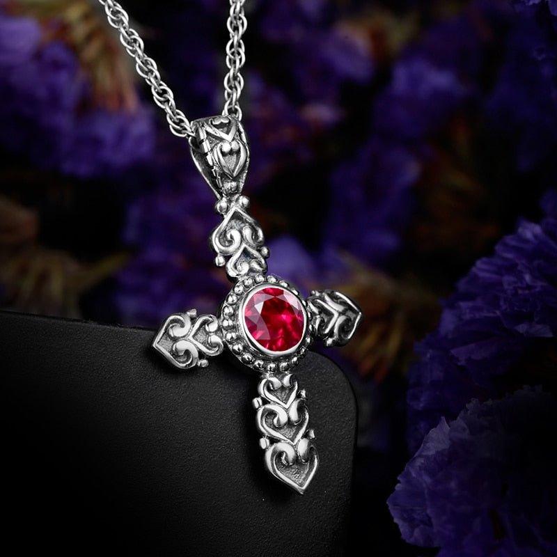 Collier pendentif croix gothique et sa pierre rubis en argent 925