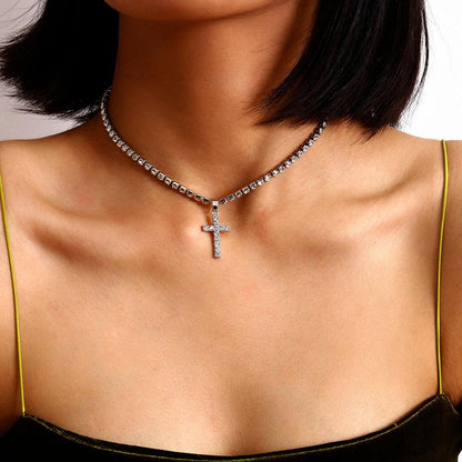 Collier pendentif croix tout en cristal plaqué argent