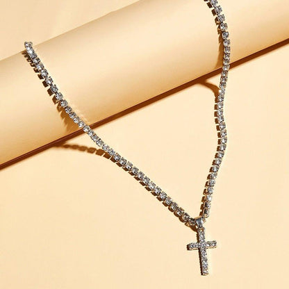 Collier pendentif croix tout en cristal plaqué argent
