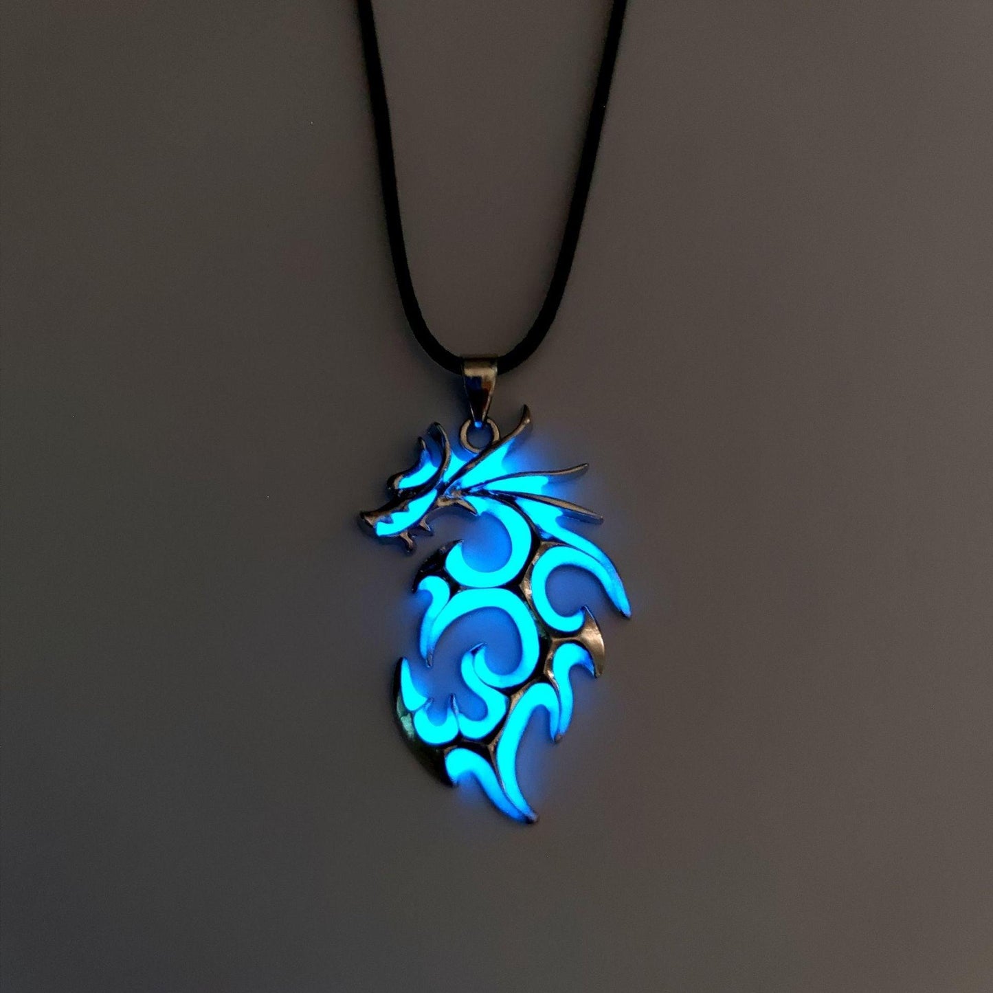 Collier pendentif dragon antique fluorescent - MonPendentif