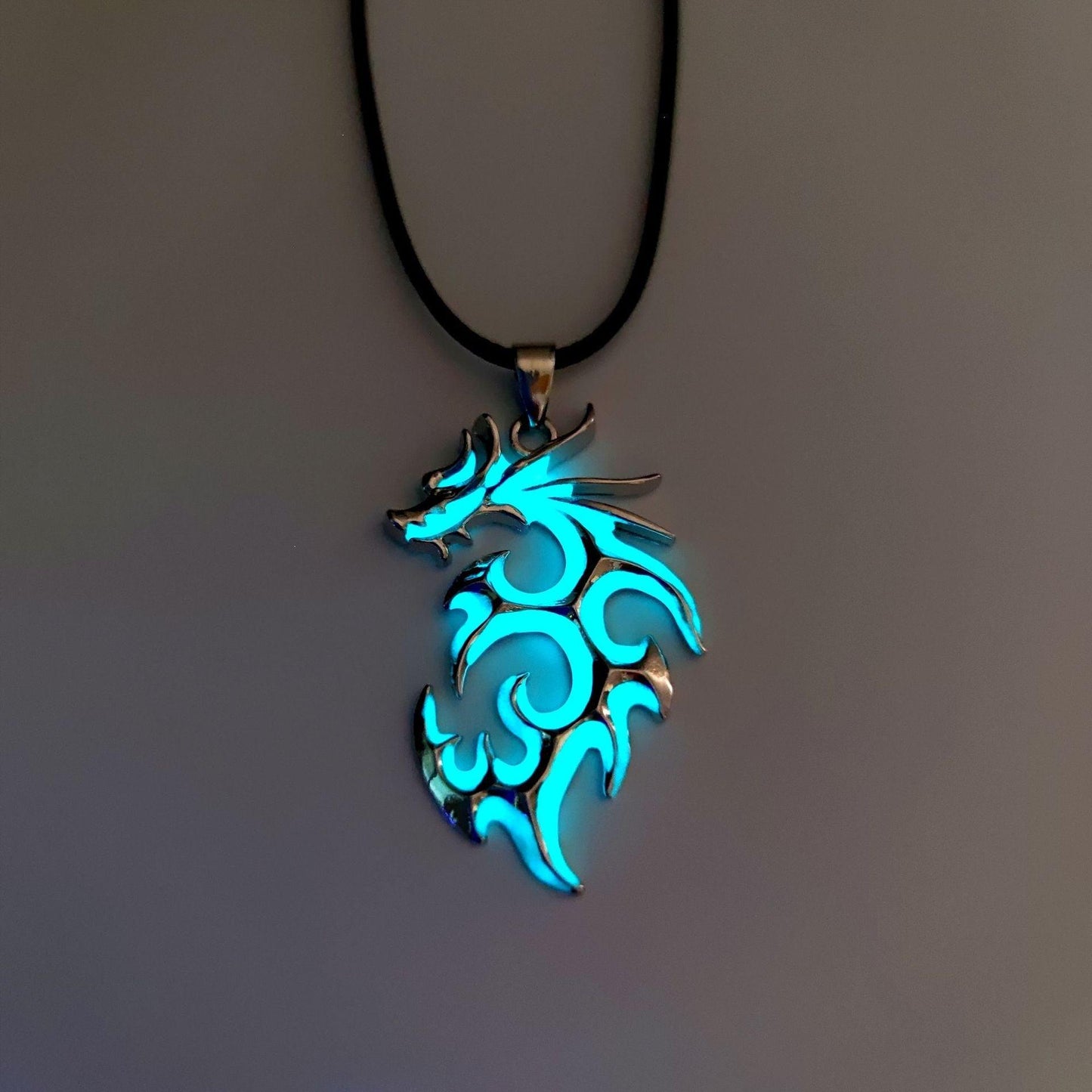 Collier pendentif dragon antique fluorescent - MonPendentif