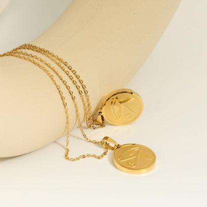 Collier pendentif égyptien œil d'Horus médaille ronde plaqué or