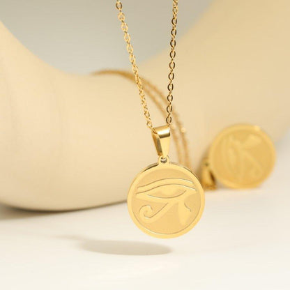 Collier pendentif égyptien œil d'Horus médaille ronde plaqué or