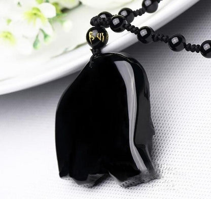 Collier pendentif éléphant noir pierre naturelle