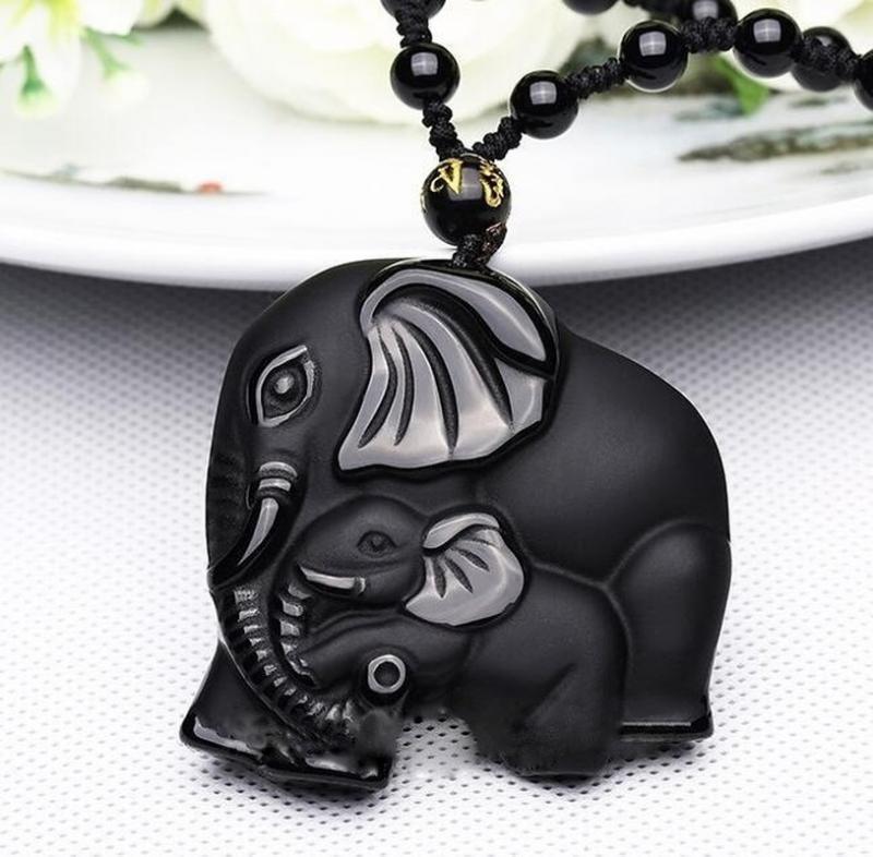 Collier pendentif éléphant noir pierre naturelle