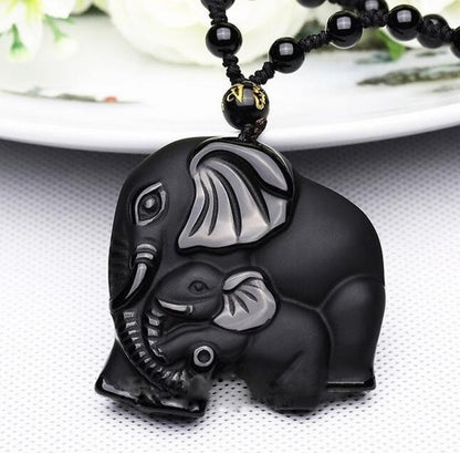 Collier pendentif éléphant noir pierre naturelle