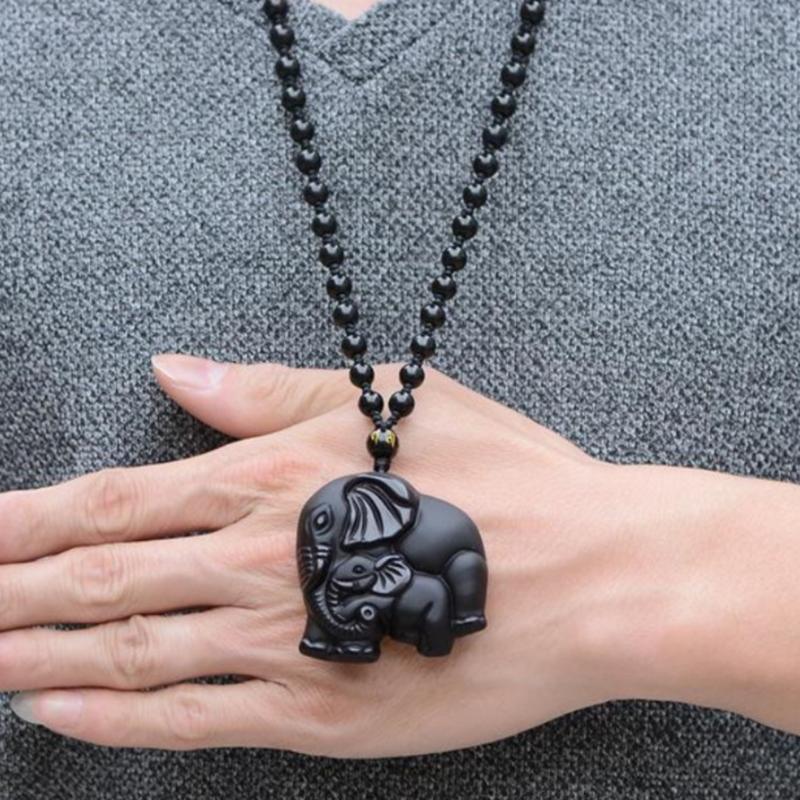 Collier pendentif éléphant noir pierre naturelle