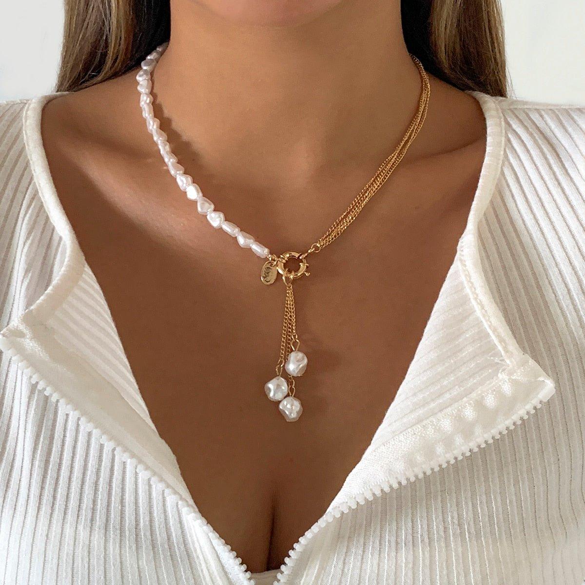 Collier pendentif en perles irrégulières plaqué or