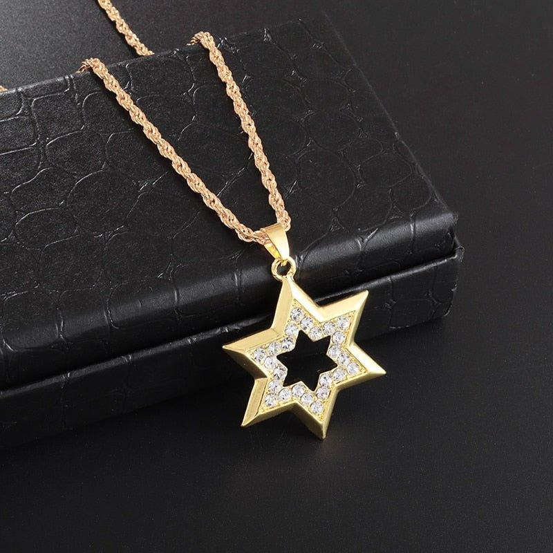 Collier pendentif étoile de David en relief ornée de strass