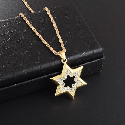 Collier pendentif étoile de David en relief ornée de strass