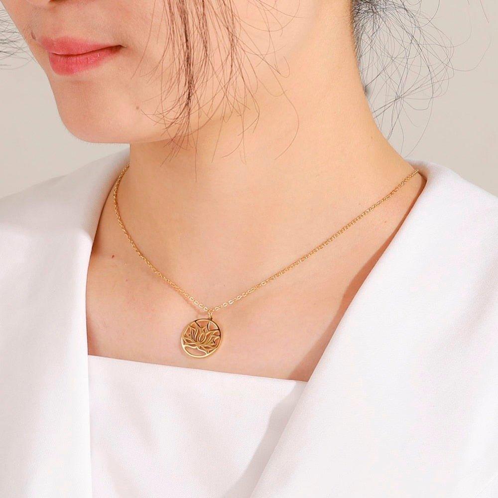 Collier pendentif fleur de lotus plat rond plaqué or / argent