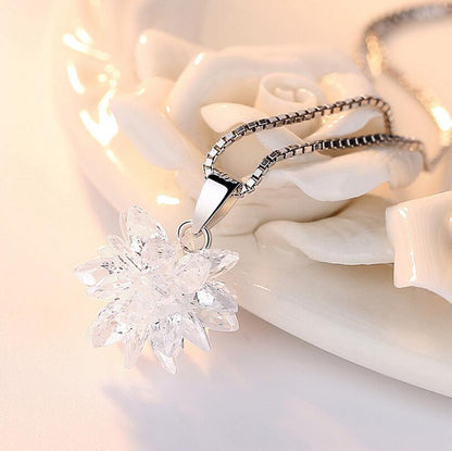Collier pendentif fleur de lotus relief cristal chaîne argent 925