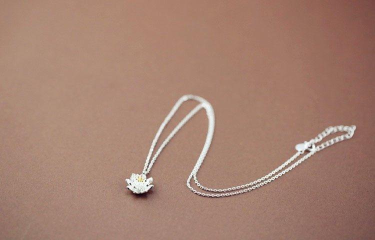 Collier pendentif fleur de lotus relief en argent 925