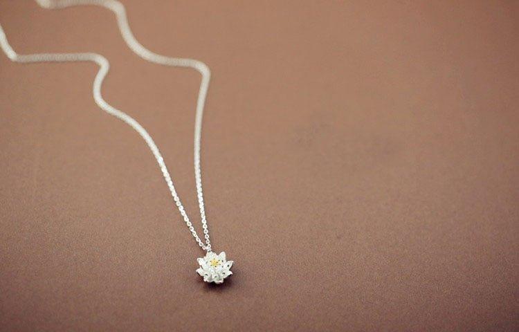 Collier pendentif fleur de lotus relief en argent 925